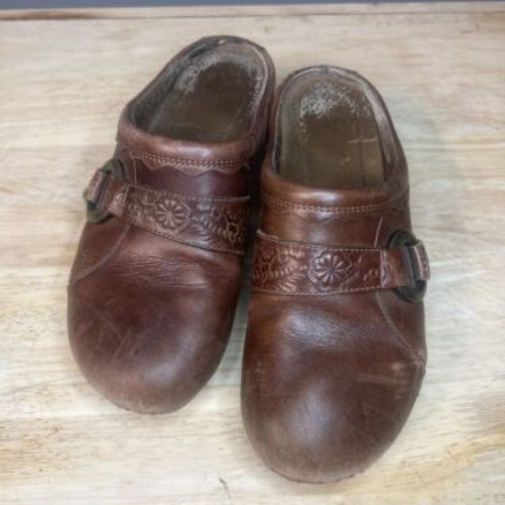 Dansko Womens Brown Floral Embossed Textured Leather Nursing Clogs Size 39